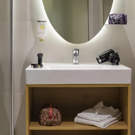 Adagio Access La Defense 3*